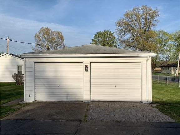 5th image of 614 E Blackburn St