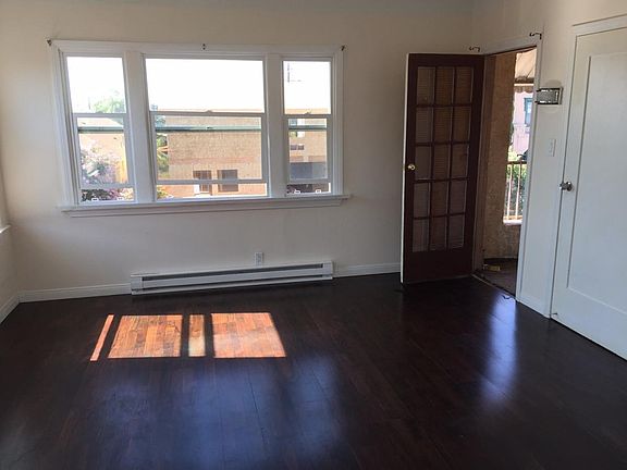 2nd image of 1035 1/2 W 42nd Pl