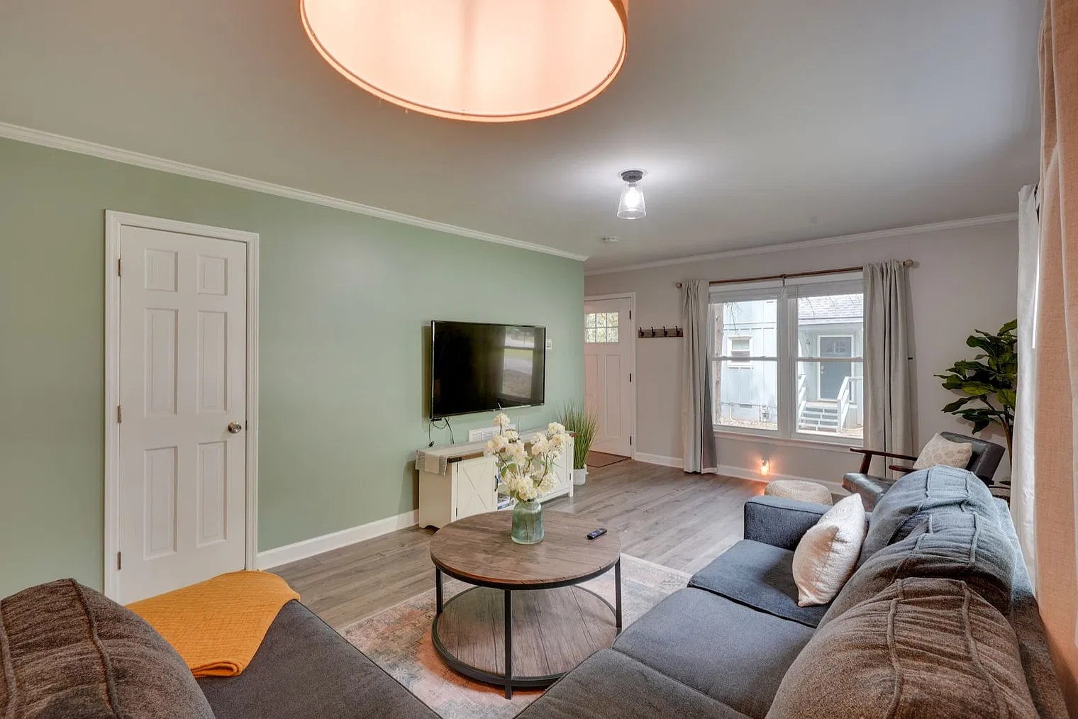 2 bed, 2.0 bath, 1194 sqft, $3,128 — Photo 2