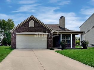 18 Spring Lake Dr, Westfield, IN 46074