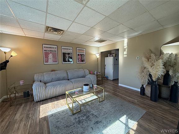 3rd image of 208 Weimar St