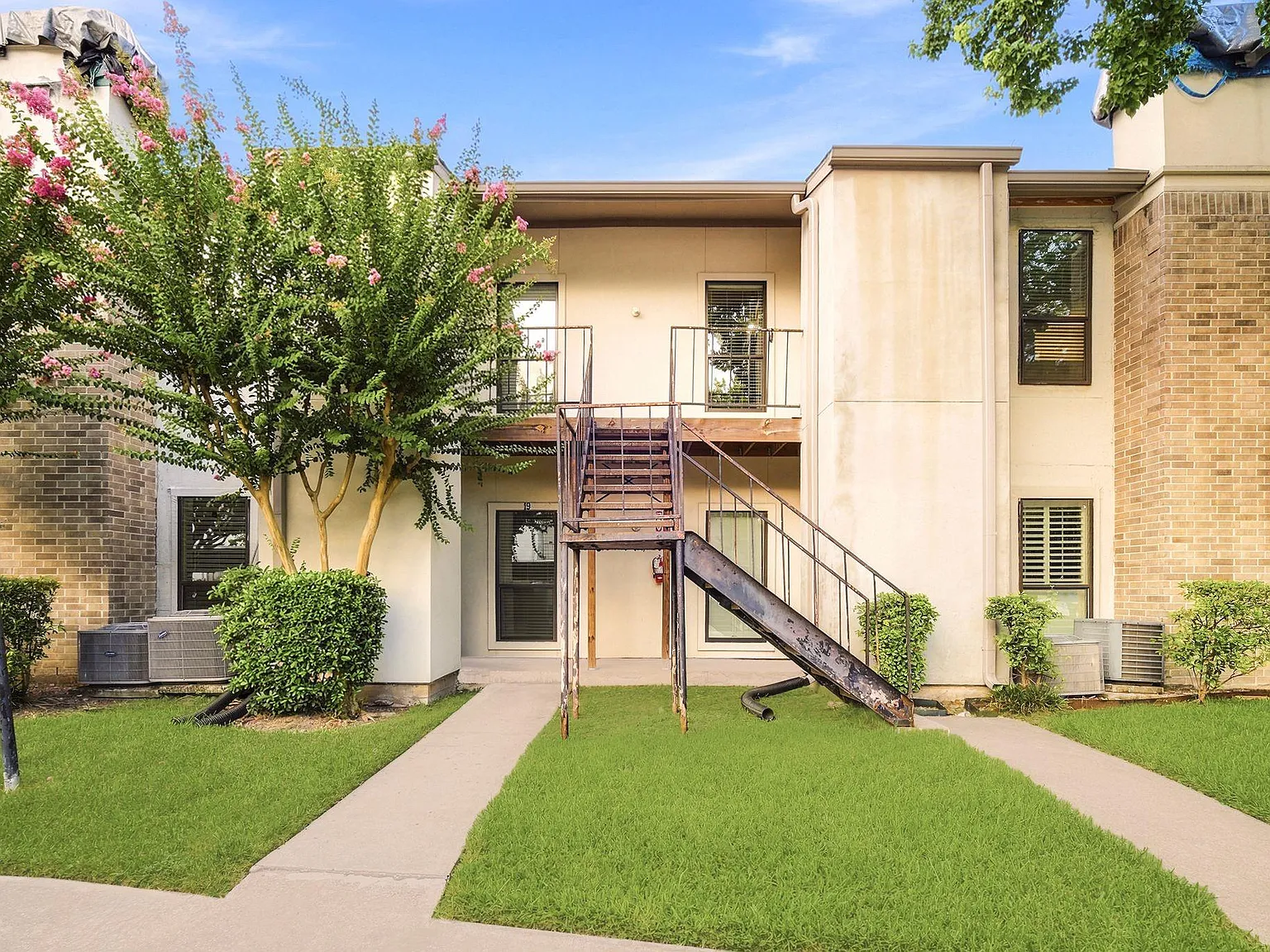 2 bed, 2.0 bath, 1134 sqft, $1,700 — Photo 2