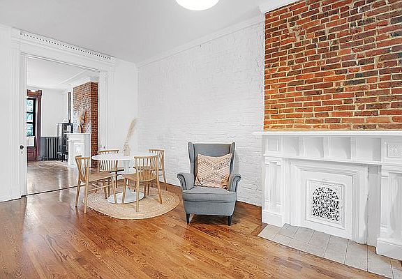 5th image of 454 Jefferson Ave #1