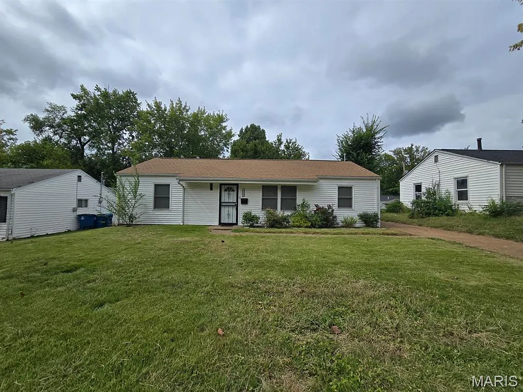 3 bed, 1.0 bath, 1032 sqft, $1,300 — Photo 1