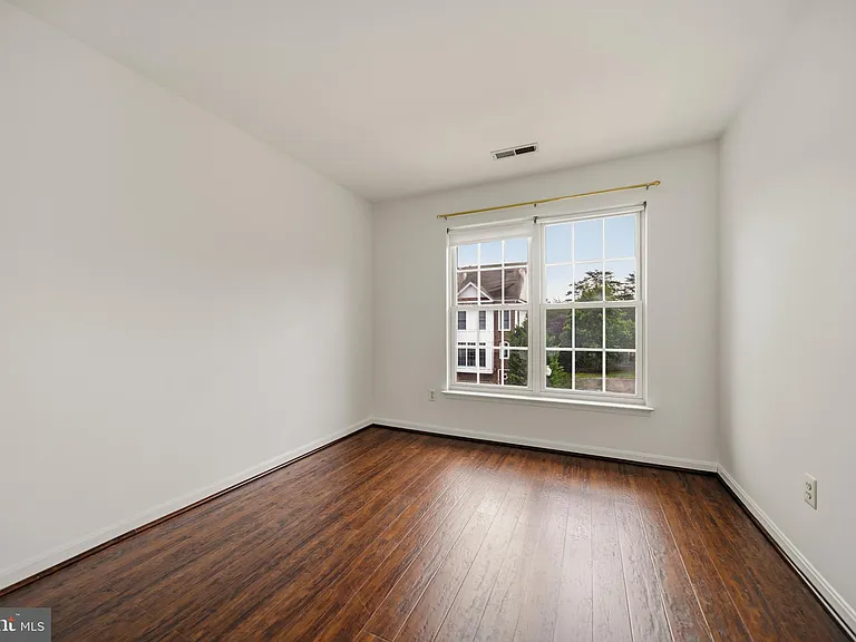 25251 Dunvegan Sq — Photo 19
