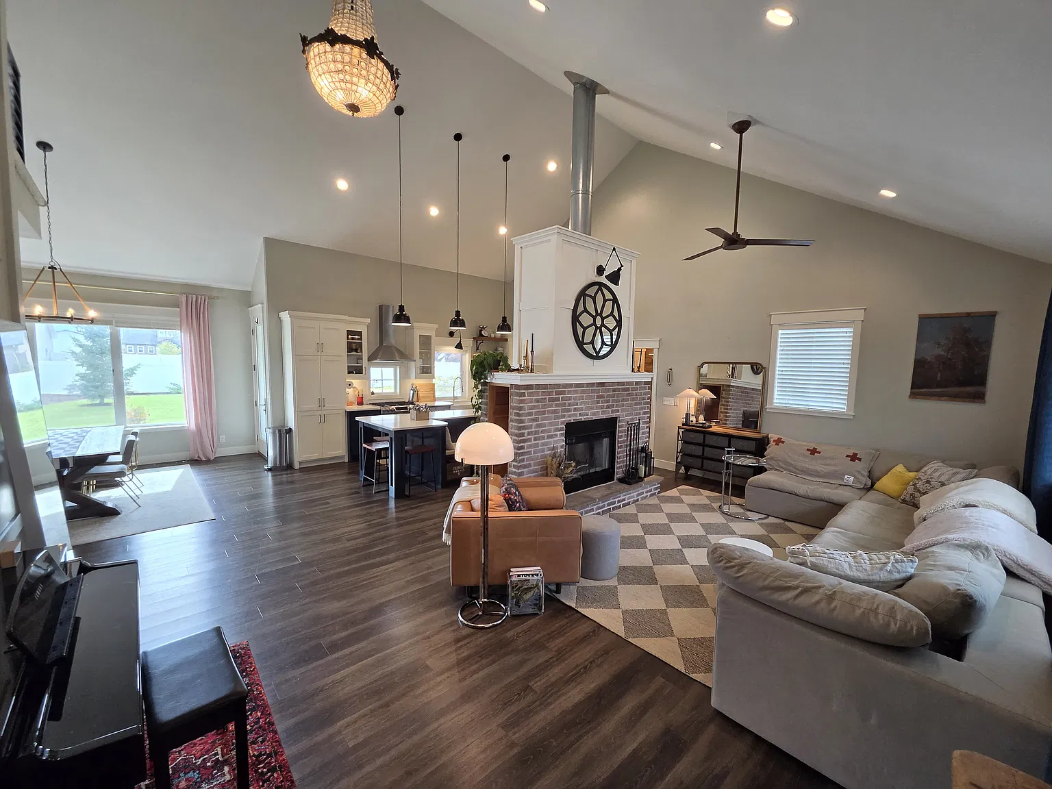 4 bed, 2.5 bath, 3959 sqft, $2,500 — Photo 4