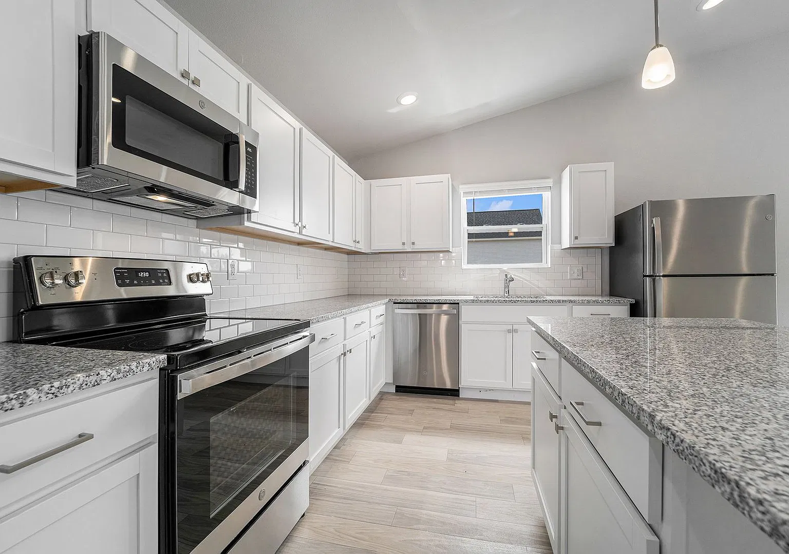 1 Month FREE Rent! Applied to Your First Full Month. Terms & Conditions Apply. — Photo 2