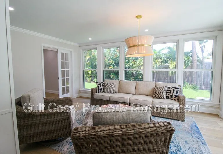 691 Russell St — Photo 32