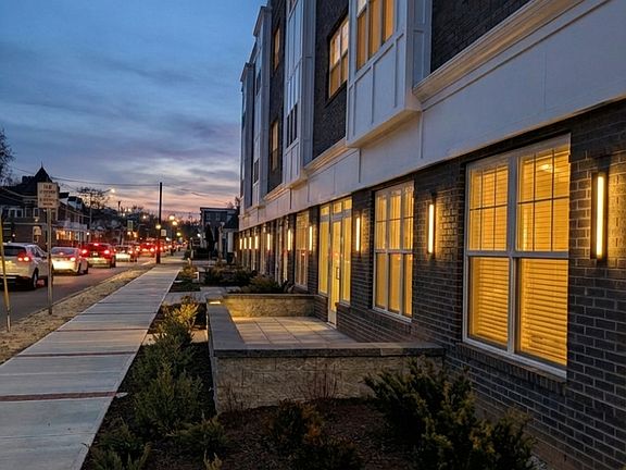 5th image of 581 Middlesex Ave #306