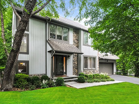 UPSCALE FREESTANDING Townhome ~ Private Cul-de-sac~FINISHED Walkout lower level