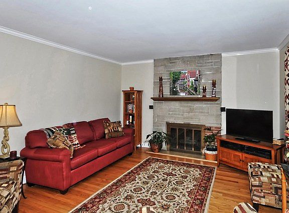 4th image of 109 E Berkshire Ln