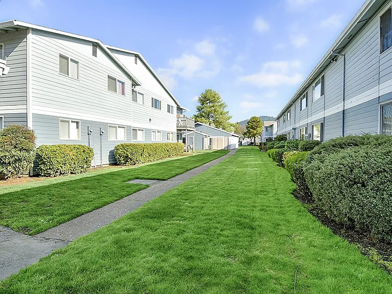 Lake Crest Apartments — Photo 24