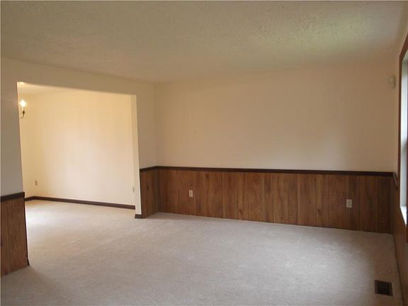 3rd image of 104 Helga Dr