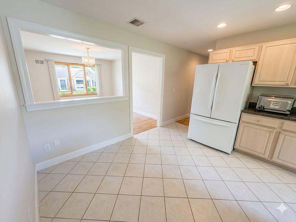 Eat-in kitchen