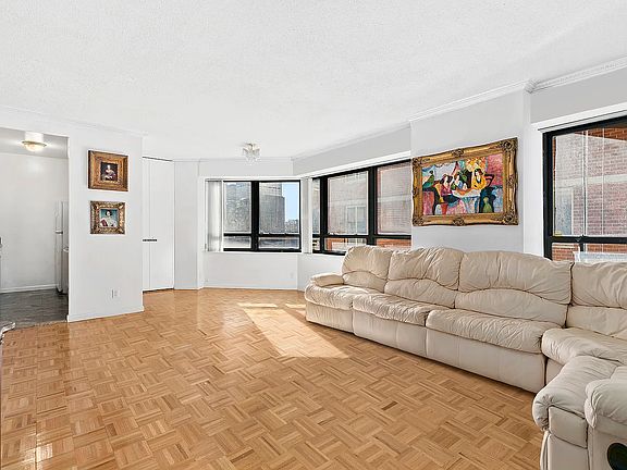 5th image of 240 E 47th St APT 30B