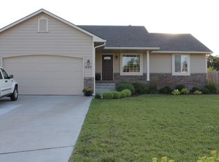 820 Fossilridge Dr, Manhattan, KS 66503