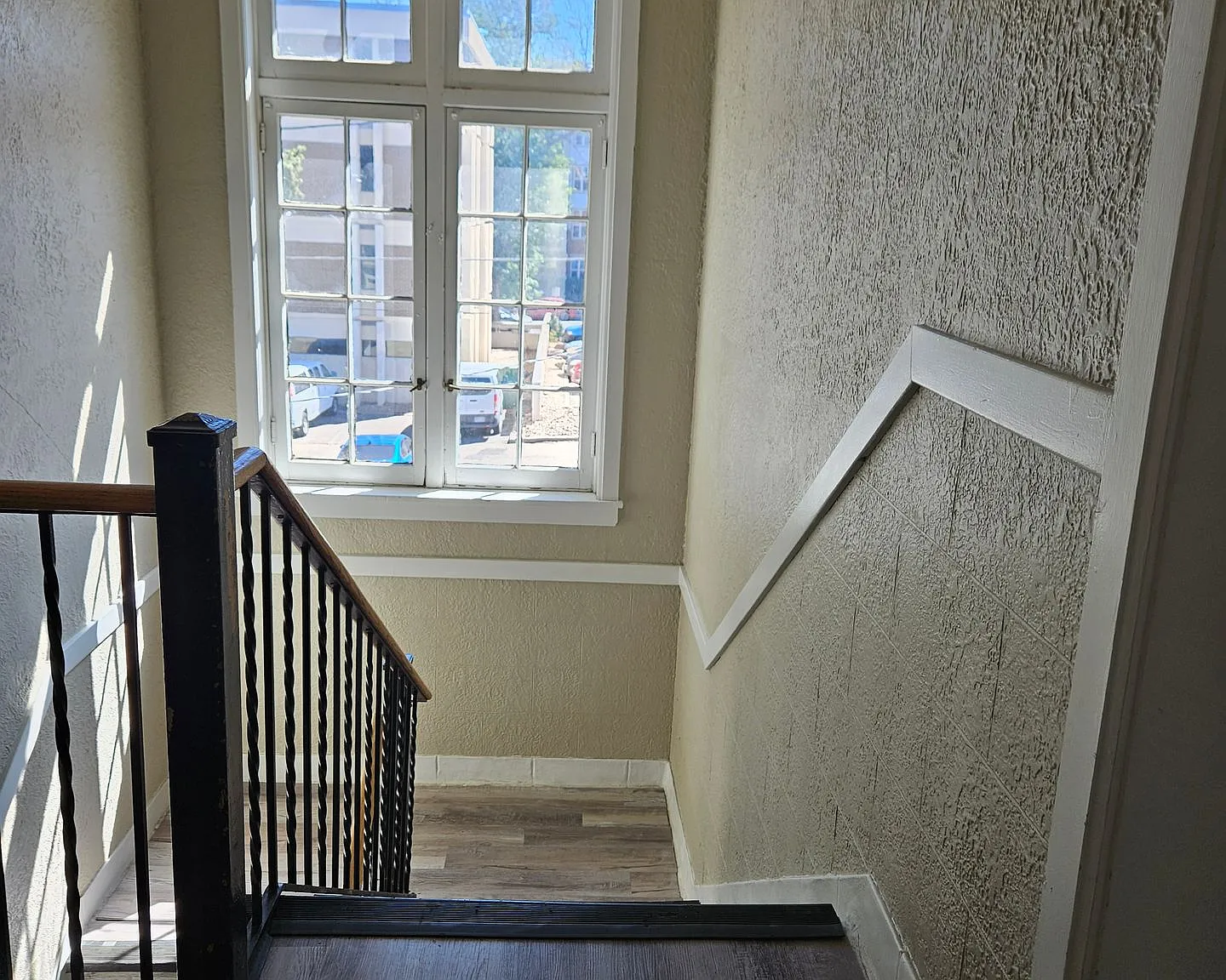 Fabulous Vintage Top Floor 1 Bedroom Down the Street From City Park! — Photo 3