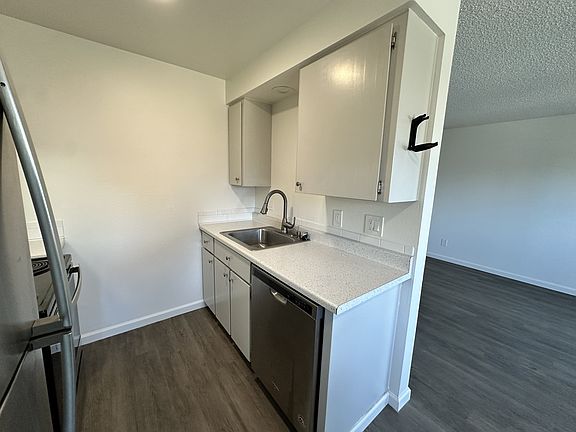 3rd image of 226 E 7th Ave #12