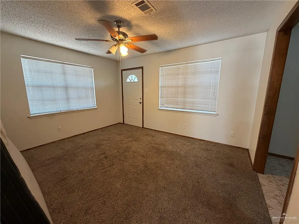 3 bed, 2.0 bath, 1044 sqft, $1,350 — Photo 4