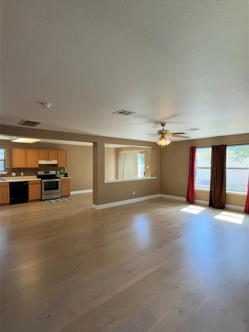 3 bed, 2.5 bath, 1845 sqft, $2,050 — Photo 3
