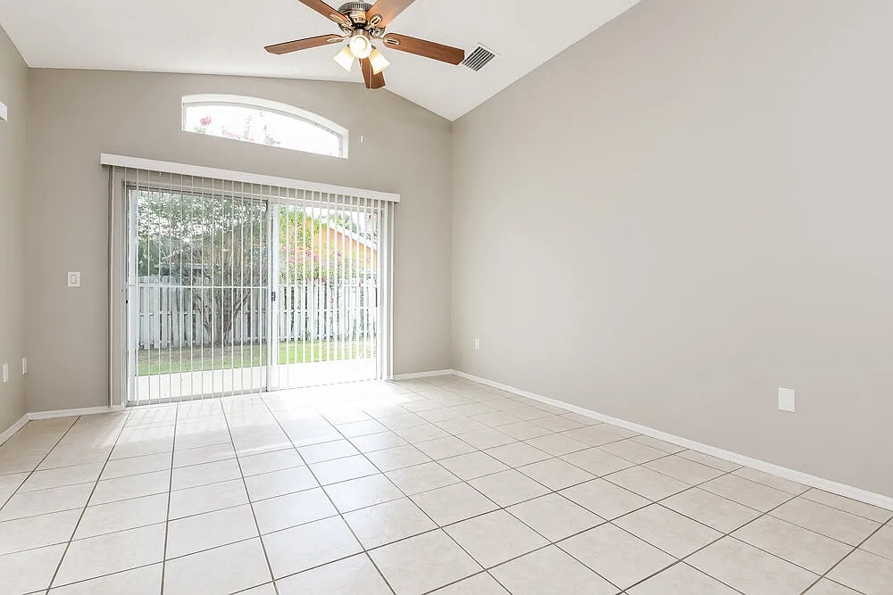 3 bed, 2.0 bath, 1392 sqft, $2,390 — Photo 3