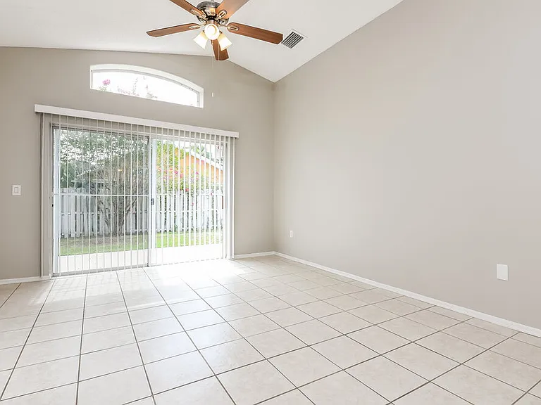 2603 Spring Hill Dr — Photo 3
