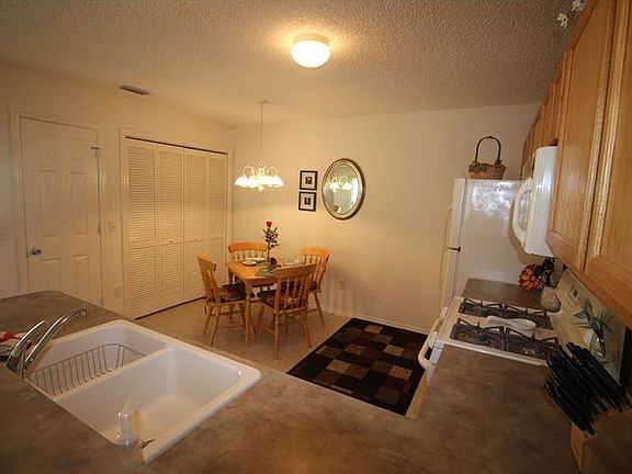 5th image of 830 Eaglemont Ave