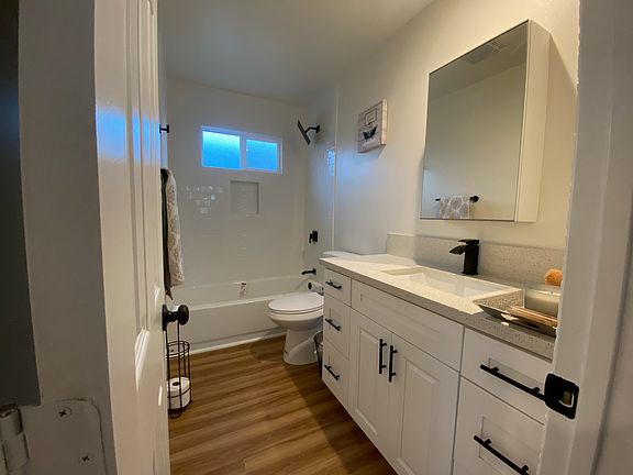 4th image of 242 W 48th St #1/2