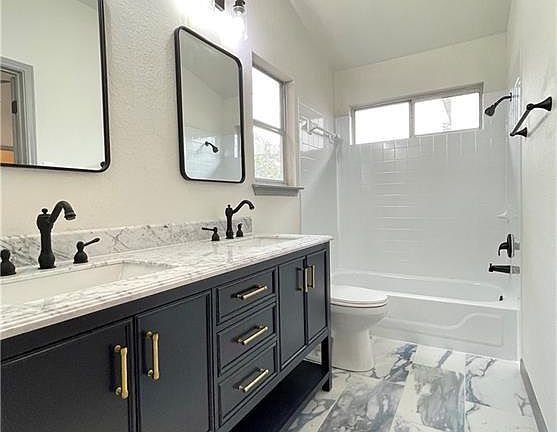 Resort style modern master bath, with a double sink vanity and modern touches all around