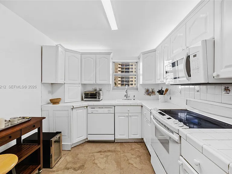 5555 Collins Ave #4B — Photo 10