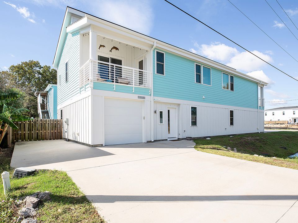 Bright, blue, and beachy. The perfect home for your family to enjoy a Carolina stay.