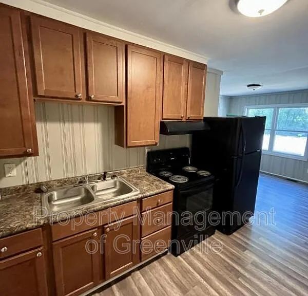 326 Loop St #B — Photo 5