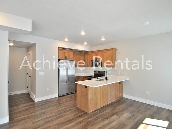 2nd image of 913 E Robert Ave