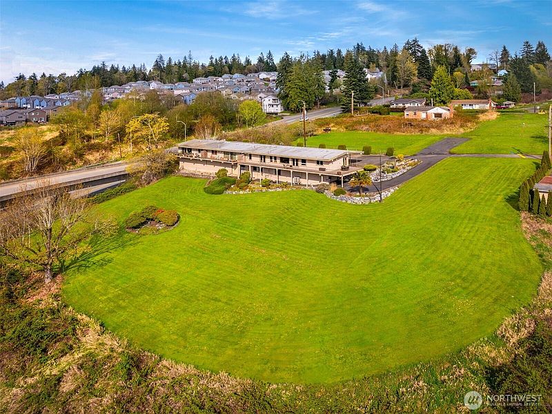2nd image of 2004 Valley View Drive