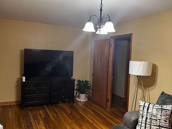 4th image of 1389 W Market St