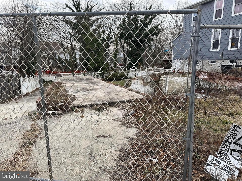 2nd image of 122 Pearl St