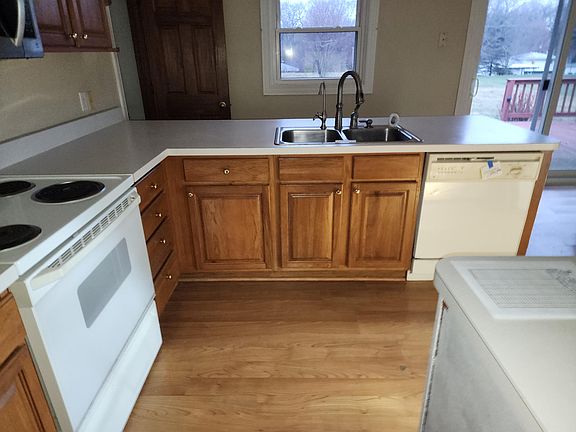 3rd image of 115 Woodview Dr