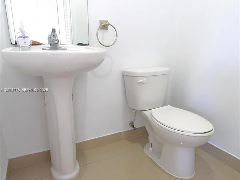 909 SW 15th Ave #4 — Photo 12