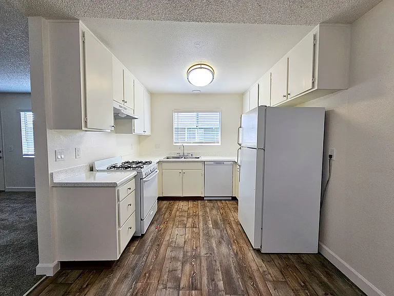 Raymond Ritz Apartments — Photo 2