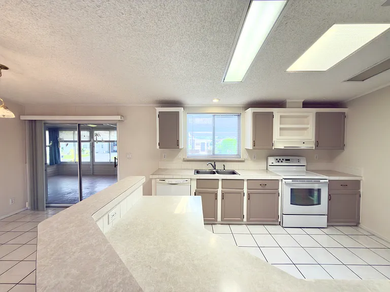 827 Sun Glow St — Photo 8