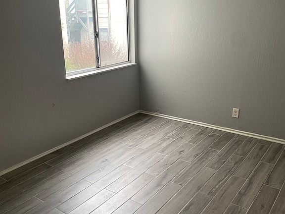 5th image of 929 Oak St APT 4