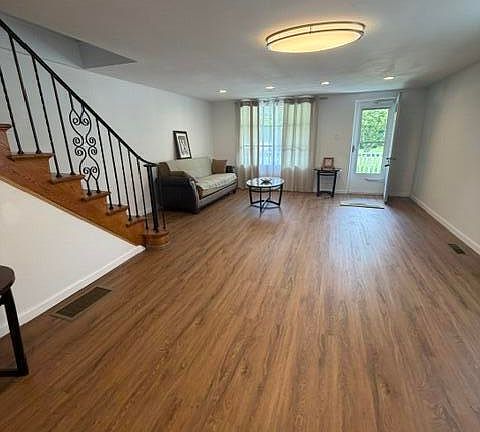 5th image of 125 E Saylor Ave