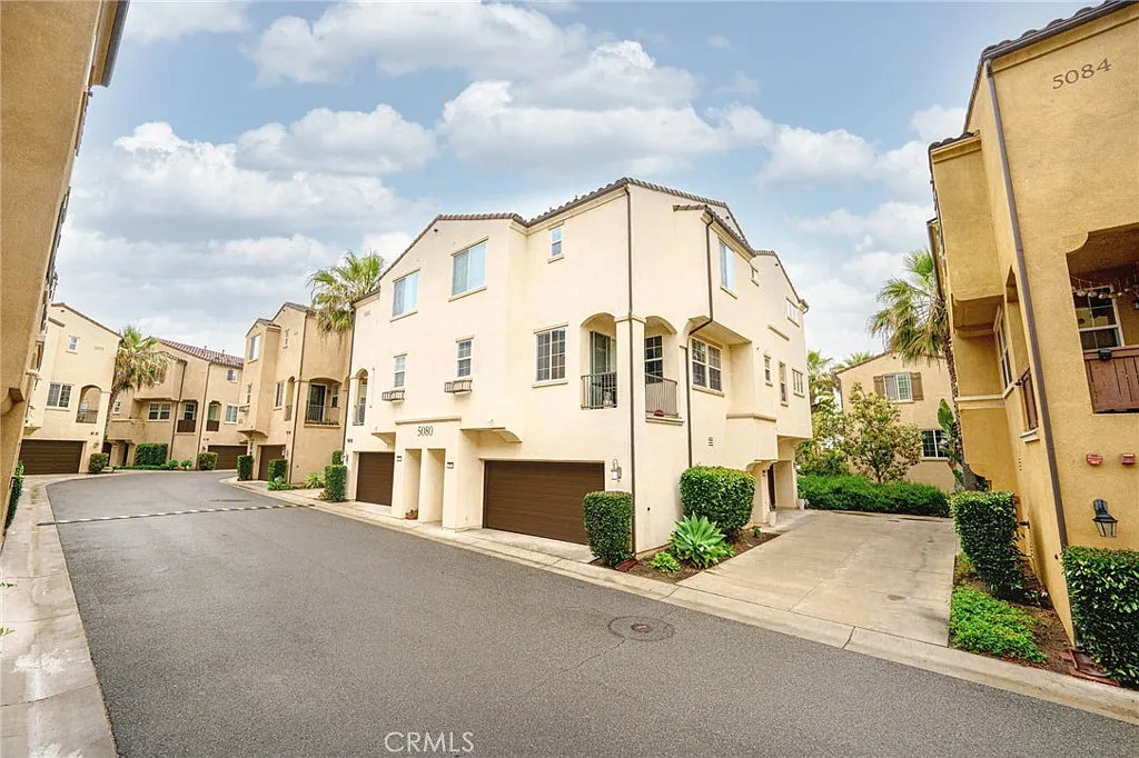 2 bed, 2.5 bath, 1132 sqft, $3,150 — Photo 2