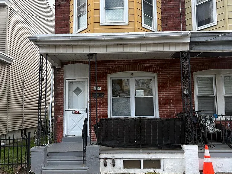 604 Hunter St — Photo 1