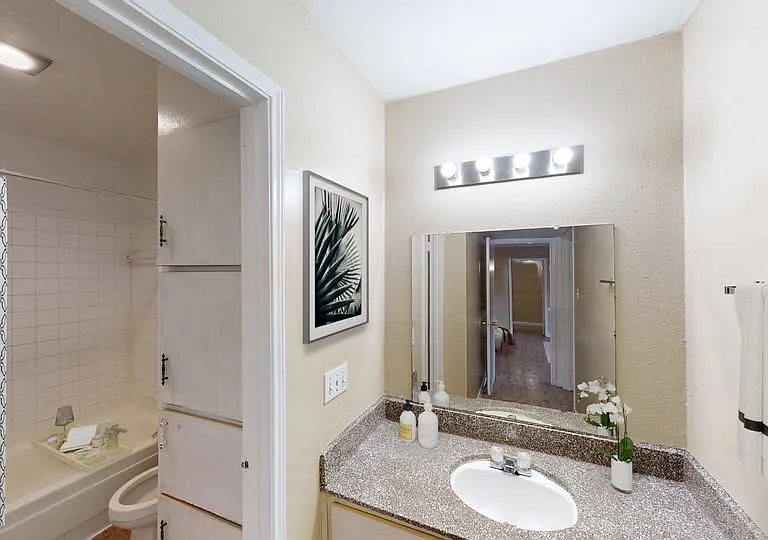 Creekwood Apartments — Photo 51