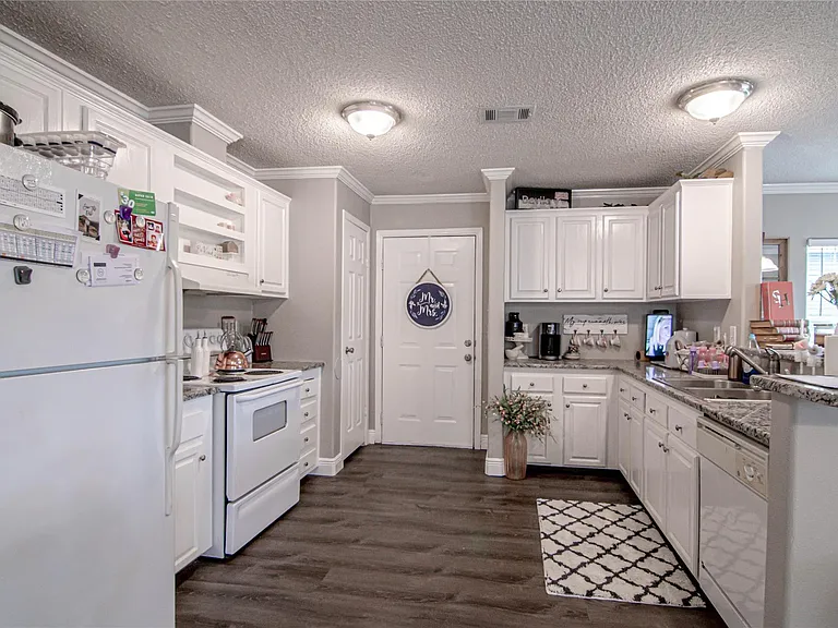 160 Varsity Dr — Photo 10