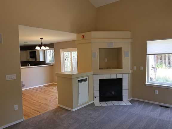 Living room & kitchen entry