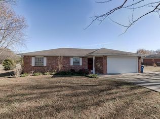 1 Meadowbrook Cir, Bentonville, AR 72712
