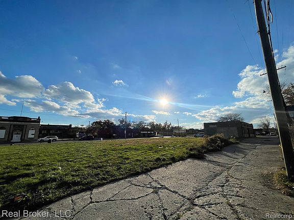 5th image of 3720 Fenkell St
