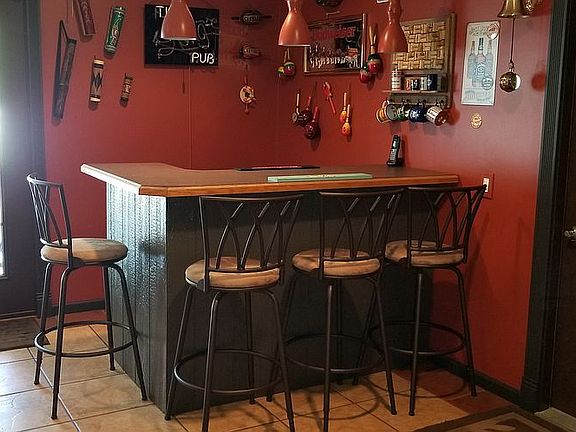  Bar area in family room 